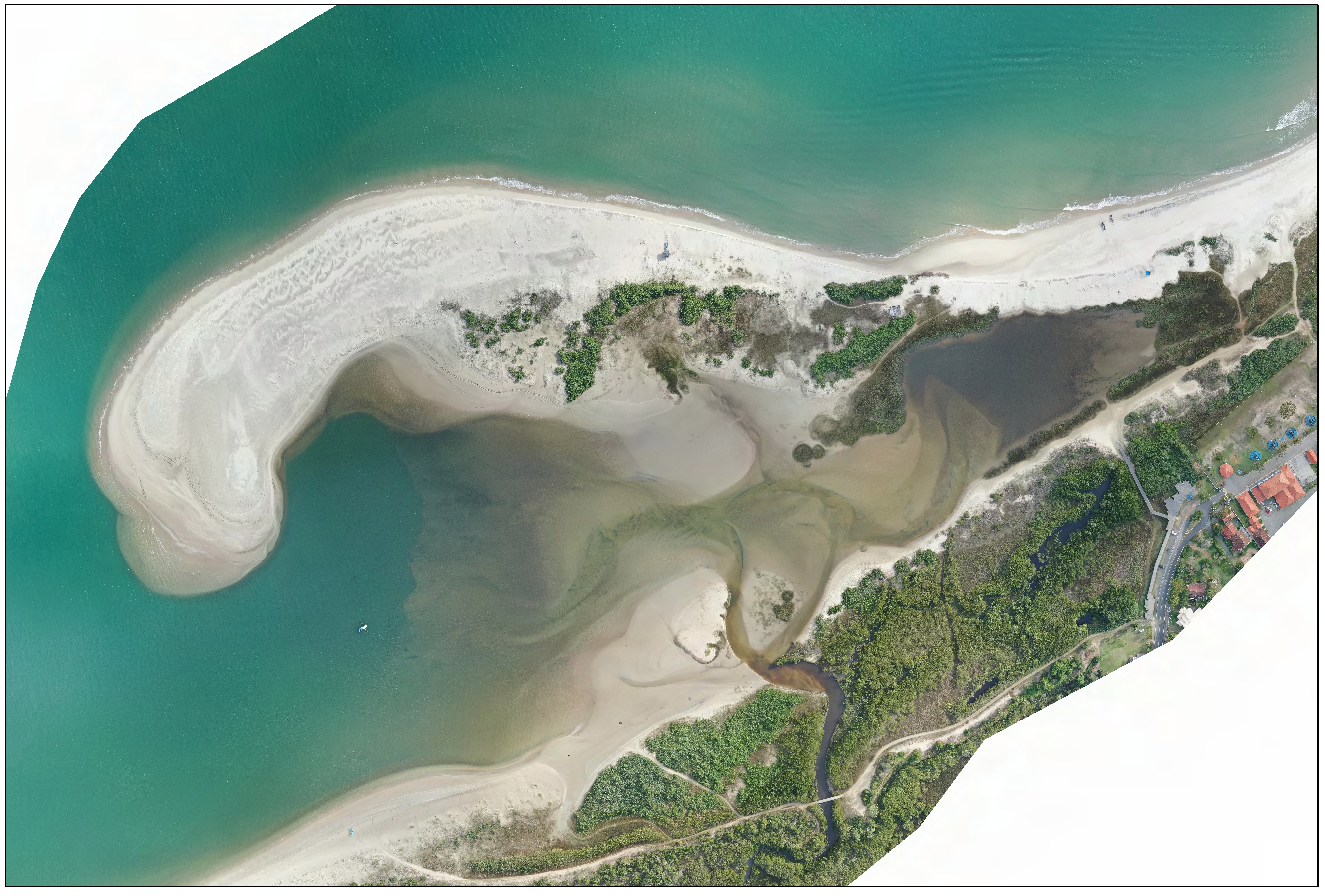 Mosaico de ortofotos gerado no levantamento aéreo com drone. Neste caso como a linha de costa é o objeto de estudo o planejamento de voo seguiu um recorte espacial que contemplasse essa feição. Aerokiriri, 2020.